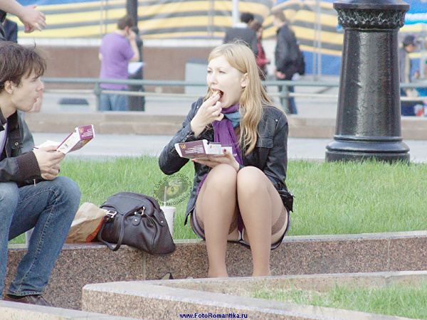 Eating a Big Mac :: Cat Eye