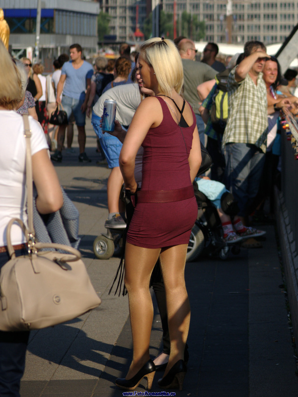 Hot blonde with shiny pantyhose :: Klaus